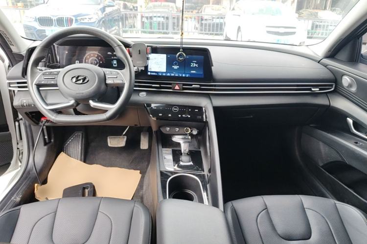 Used Hyundai Elantra 2021 1.5L CVT LUX Prestige Edition Center Console