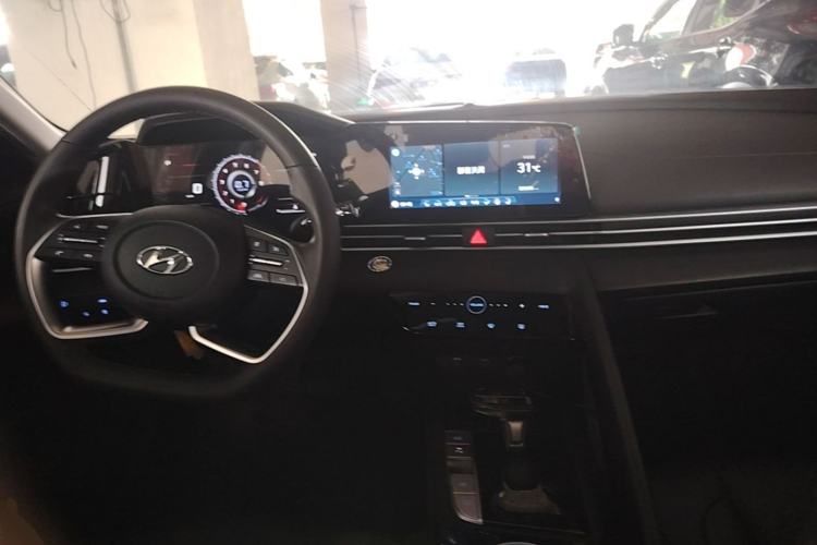Used Hyundai Elantra 2021 1.5L CVT LUX Prestige Edition Center Console