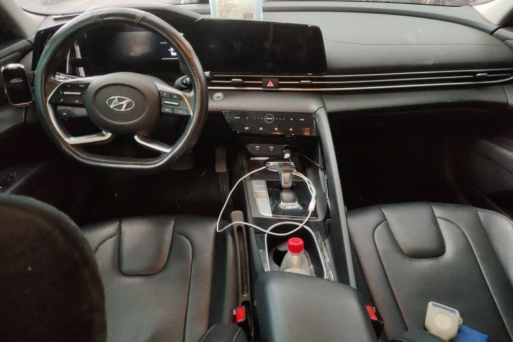 Used Hyundai Elantra 2021 1.5L CVT LUX Prestige Edition Center Console
