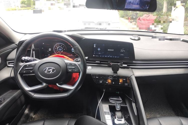 Used Hyundai Elantra 2021 1.5L CVT LUX Prestige Edition Center Console