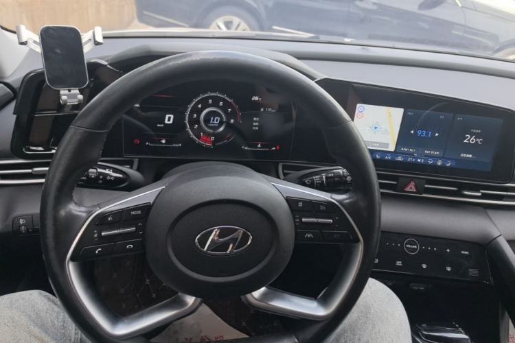 Used Hyundai Elantra 2021 1.5L CVT LUX Prestige Edition Center Console