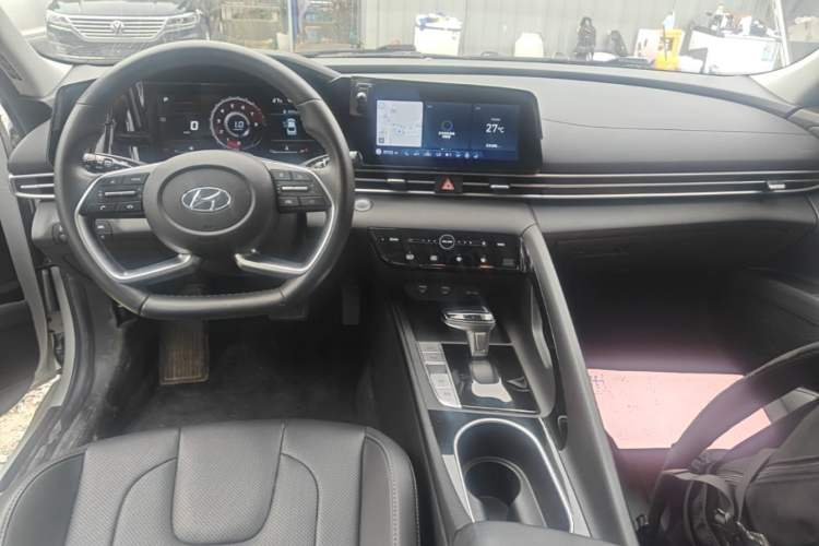 Used Hyundai Elantra 2021 1.5L CVT LUX Prestige Edition Center Console