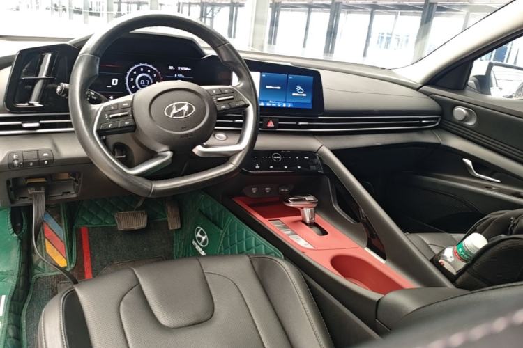 Used Hyundai Elantra 2021 1.5L CVT LUX Prestige Edition Center Console