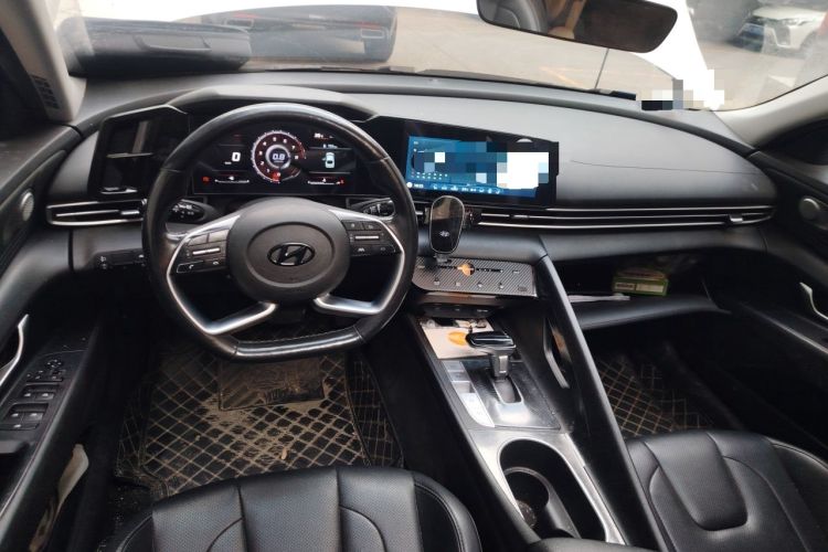 Used Hyundai Elantra 2021 1.5L CVT LUX Prestige Edition Center Console