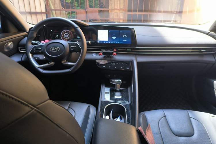 Used Hyundai Elantra 2021 1.5L CVT LUX Prestige Edition Center Console
