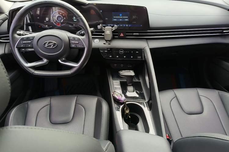 Used Hyundai Elantra 2021 1.5L CVT LUX Prestige Edition Center Console