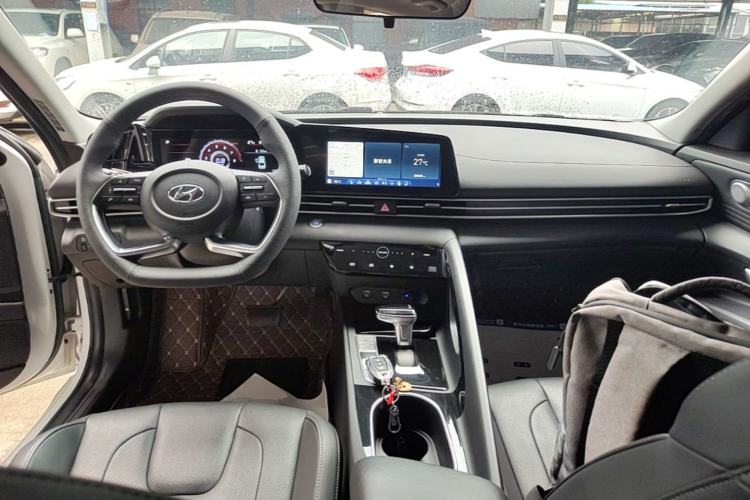 Used Hyundai Elantra 2021 1.5L CVT LUX Prestige Edition Center Console