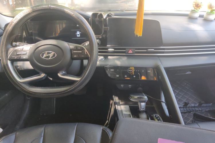 Used Hyundai Elantra 2021 1.5L CVT LUX Prestige Edition Center Console