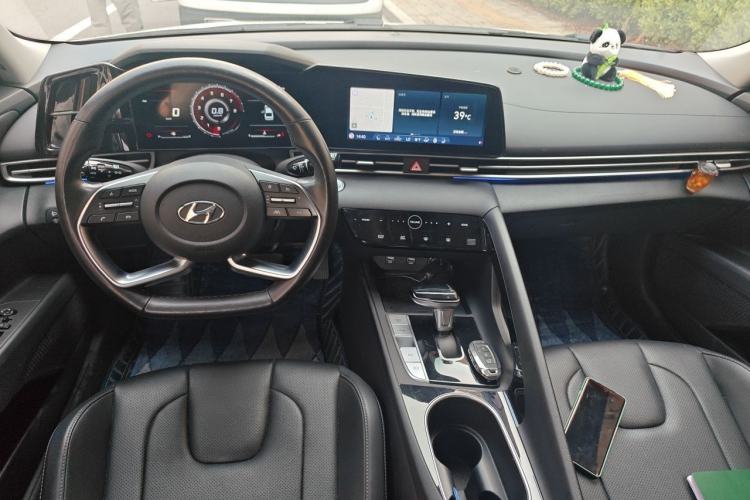 Used Hyundai Elantra 2021 1.5L CVT LUX Prestige Edition Center Console