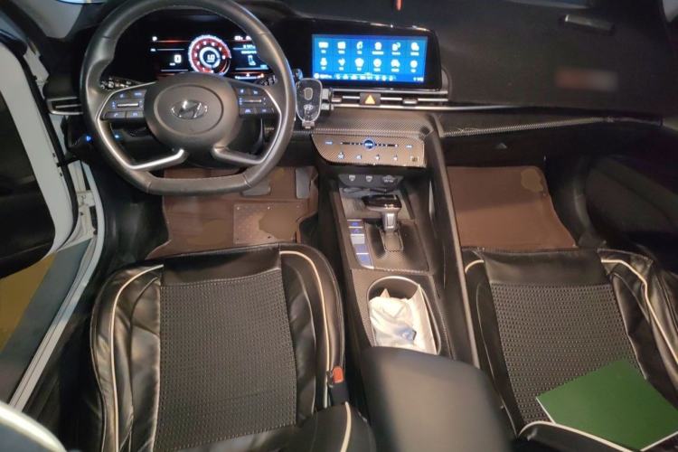 Used Hyundai Elantra 2021 1.5L CVT LUX Prestige Edition Center Console