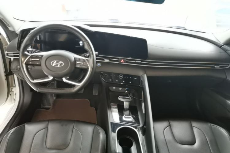 Used Hyundai Elantra 2021 1.5L CVT LUX Prestige Edition Center Console