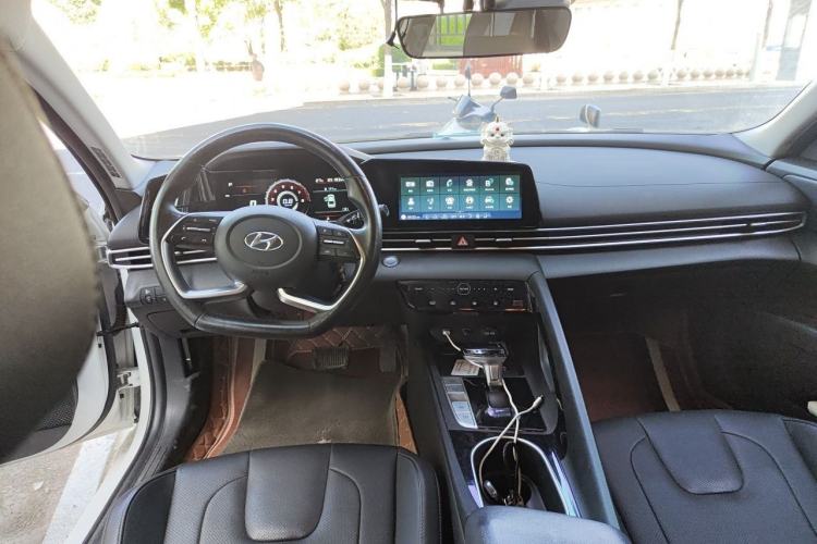 Used Hyundai Elantra 2021 1.5L CVT LUX Prestige Edition Center Console