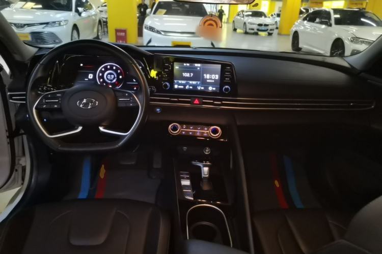Used Hyundai Elantra 2021 1.5L CVT GLX Elite Edition Center Console