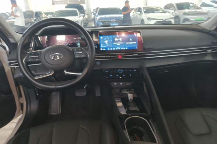 Used Hyundai Elantra 2021 1.5L CVT LUX Prestige Edition Center Console