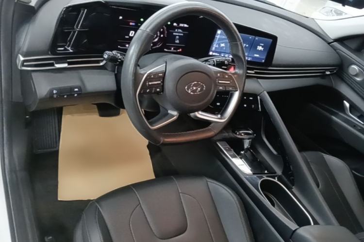 Used Hyundai Elantra 2021 1.5L CVT LUX Prestige Edition Center Console