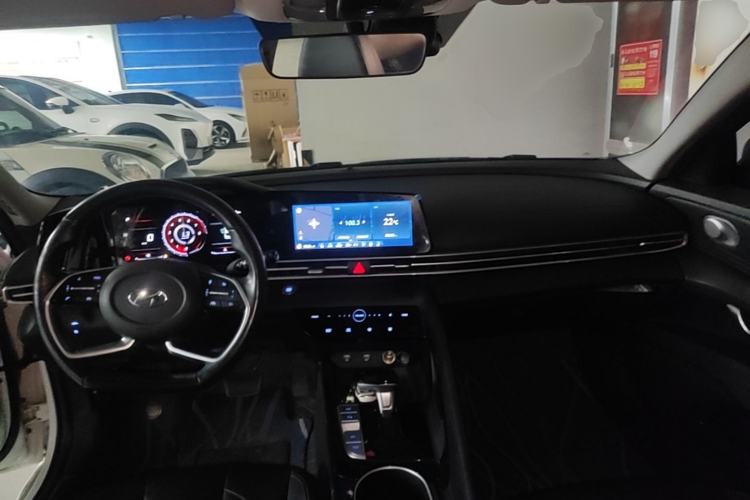 Used Hyundai Elantra 2021 1.5L CVT LUX Prestige Edition Center Console