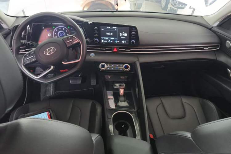 Used Hyundai Elantra 2021 1.5L CVT GLX Elite Edition Center Console