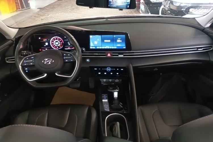 Used Hyundai Elantra 2021 1.5L CVT LUX Prestige Edition Center Console