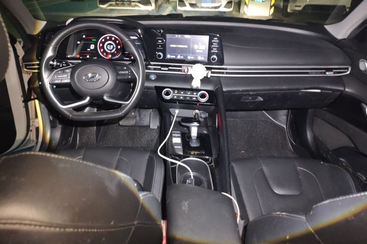 Used Hyundai Elantra 2021 1.5L CVT GLX Elite Edition Center Console