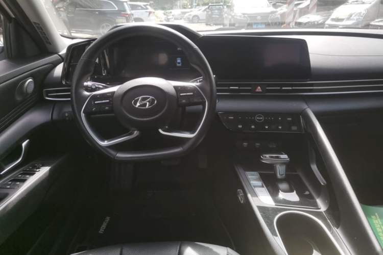 Used Hyundai Elantra 2021 1.5L CVT LUX Prestige Edition Center Console