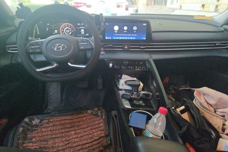 Used Hyundai Elantra 2021 1.5L CVT LUX Prestige Edition Center Console