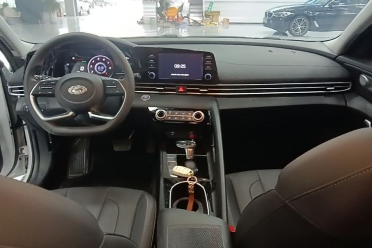 Used Hyundai Elantra 2021 1.5L CVT GLX Elite Edition Center Console