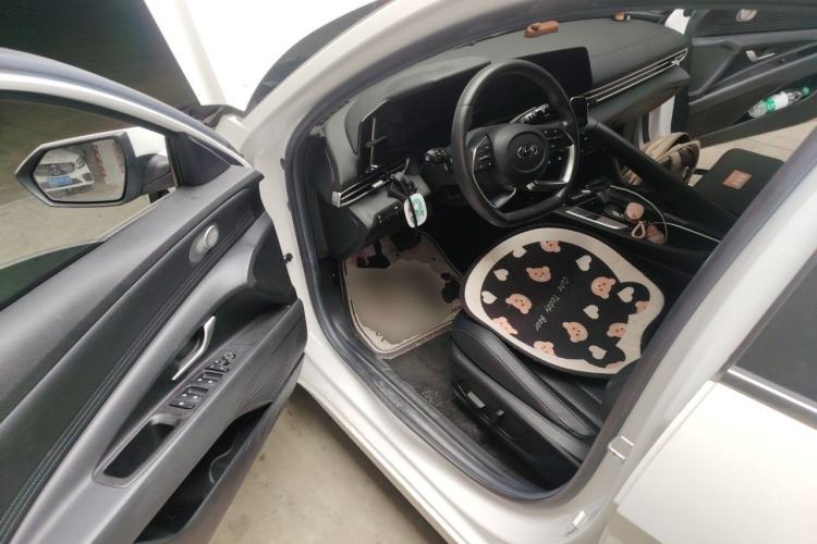 Used Hyundai Elantra 2021 1.5L CVT LUX Prestige Edition Driver Seat