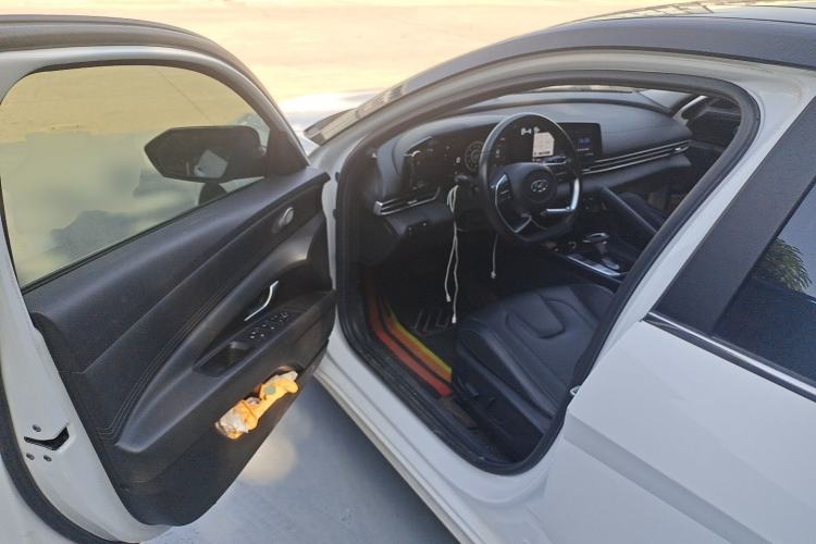 Used Hyundai Elantra 2021 1.5L CVT LUX Prestige Edition Driver Seat
