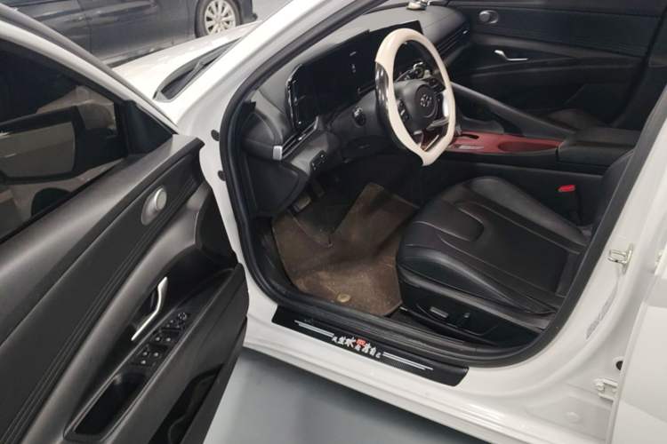 Used Hyundai Elantra 2021 1.5L CVT LUX Prestige Edition Driver Seat