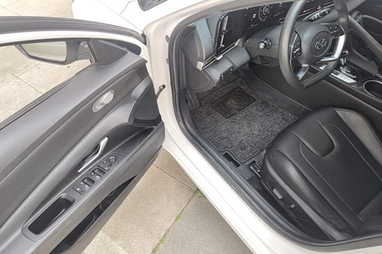 Used Hyundai Elantra 2021 1.5L CVT LUX Prestige Edition Driver Seat