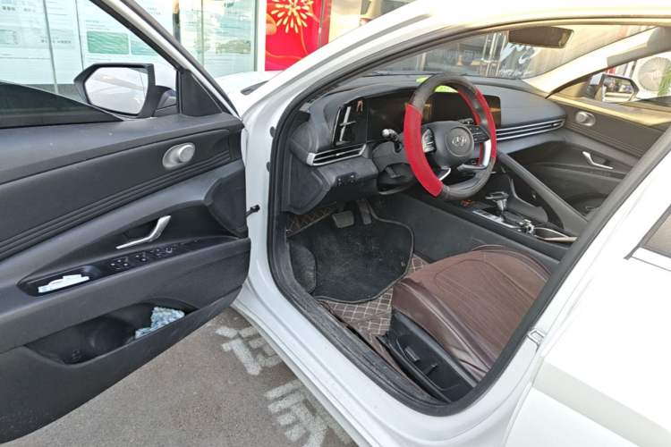 Used Hyundai Elantra 2021 1.5L CVT LUX Prestige Edition Driver Seat
