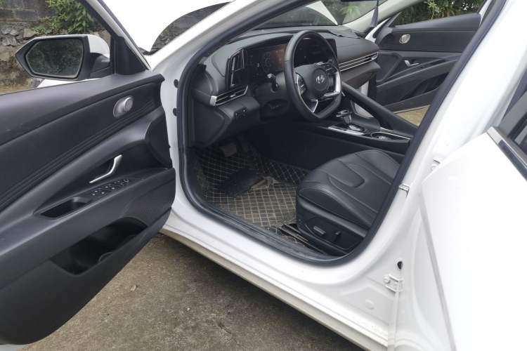 Used Hyundai Elantra 2021 1.5L CVT LUX Prestige Edition Driver Seat