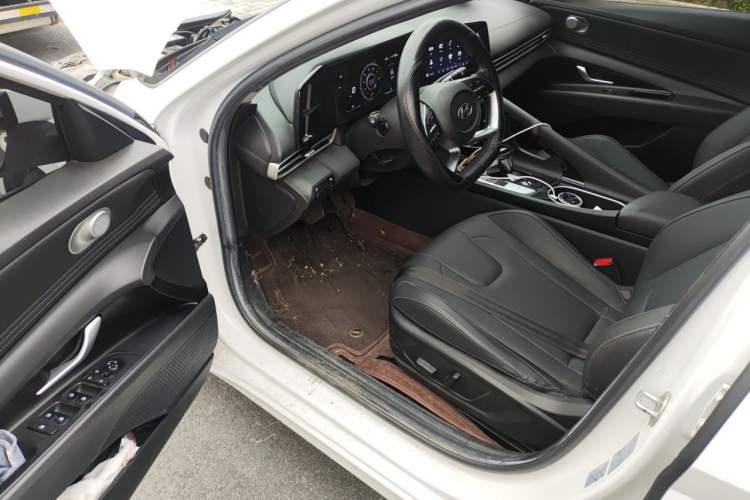 Used Hyundai Elantra 2021 1.5L CVT LUX Prestige Edition Driver Seat