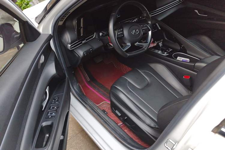 Used Hyundai Elantra 2021 1.5L CVT LUX Prestige Edition Driver Seat