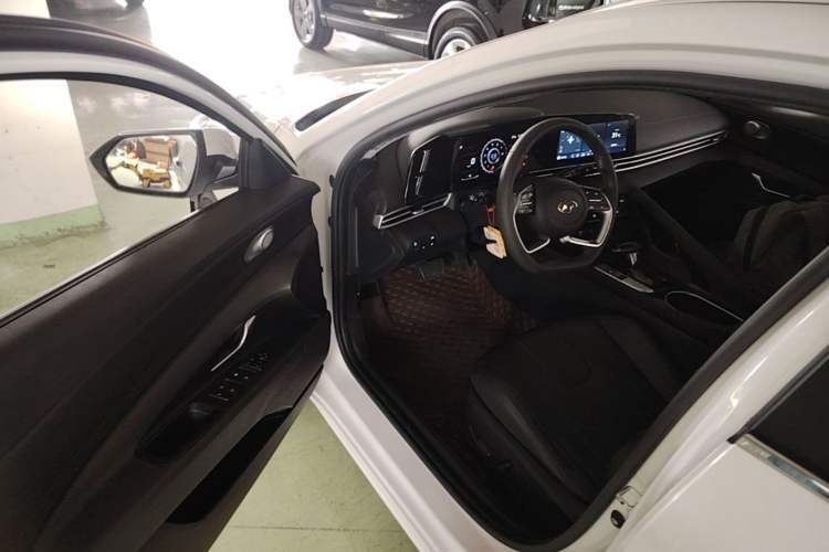 Used Hyundai Elantra 2021 1.5L CVT LUX Prestige Edition Driver Seat