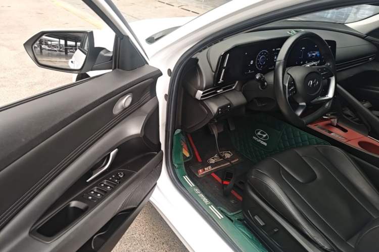 Used Hyundai Elantra 2021 1.5L CVT LUX Prestige Edition Driver Seat