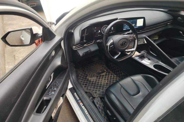 Used Hyundai Elantra 2021 1.5L CVT LUX Prestige Edition Driver Seat