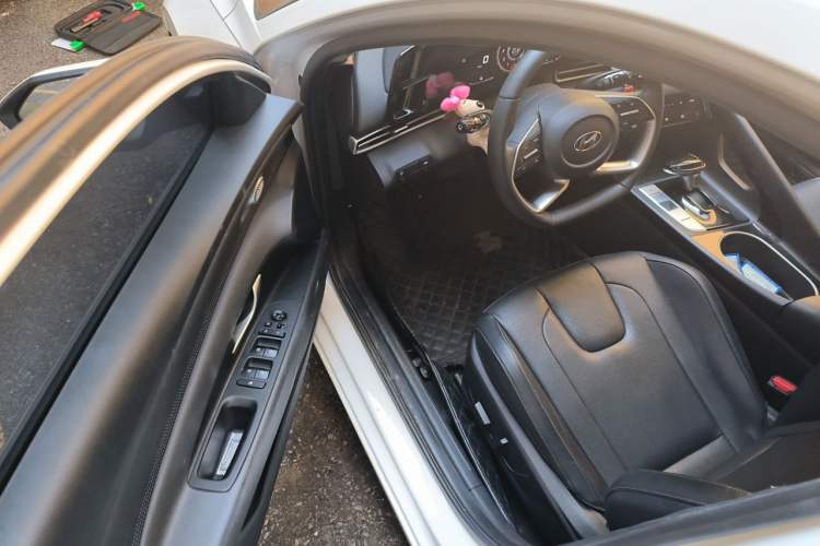 Used Hyundai Elantra 2021 1.5L CVT LUX Prestige Edition Driver Seat