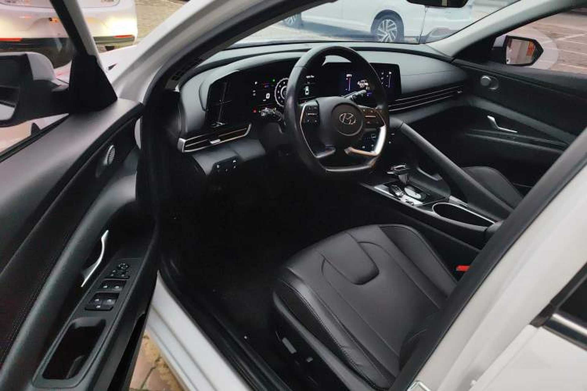 Used Hyundai Elantra 2021 1.5L CVT LUX Prestige Edition Driver Seat