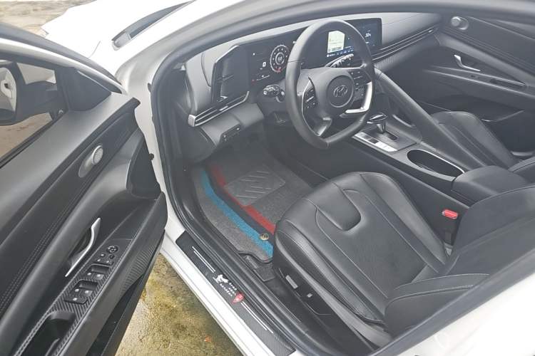 Used Hyundai Elantra 2021 1.5L CVT LUX Prestige Edition Driver Seat