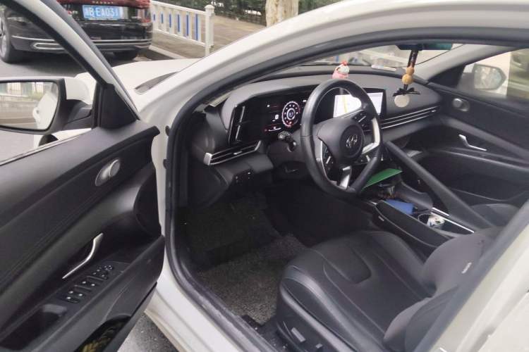 Used Hyundai Elantra 2021 1.5L CVT LUX Prestige Edition Driver Seat