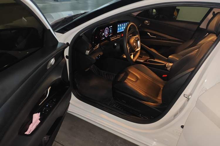 Used Hyundai Elantra 2021 1.5L CVT LUX Prestige Edition Driver Seat