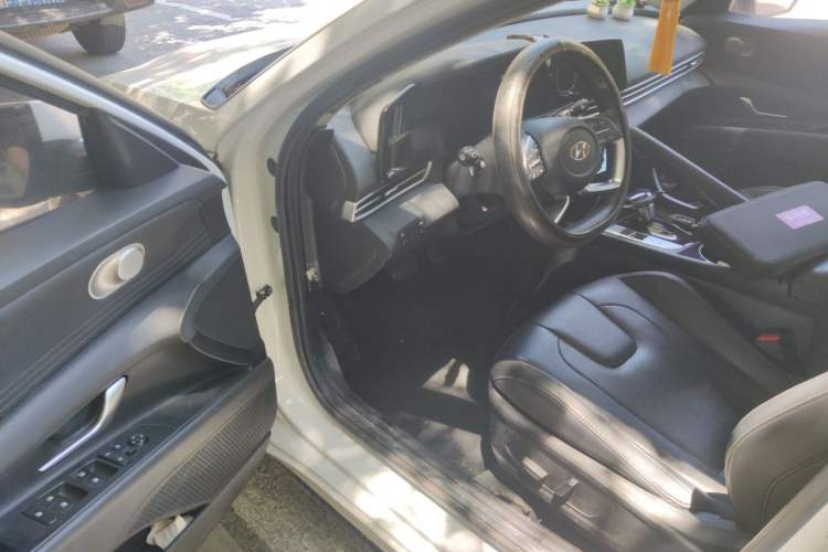 Used Hyundai Elantra 2021 1.5L CVT LUX Prestige Edition Driver Seat
