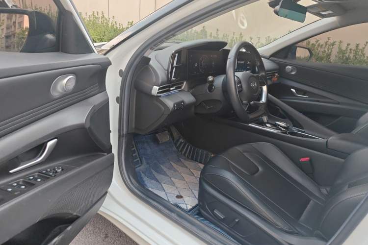 Used Hyundai Elantra 2021 1.5L CVT LUX Prestige Edition Driver Seat