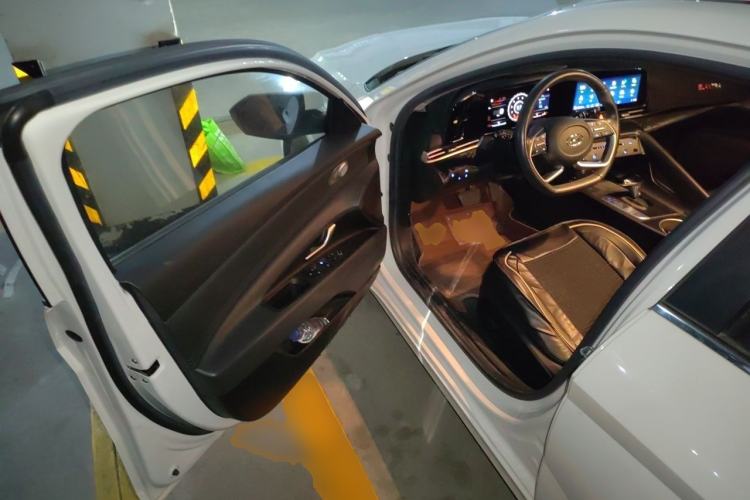Used Hyundai Elantra 2021 1.5L CVT LUX Prestige Edition Driver Seat