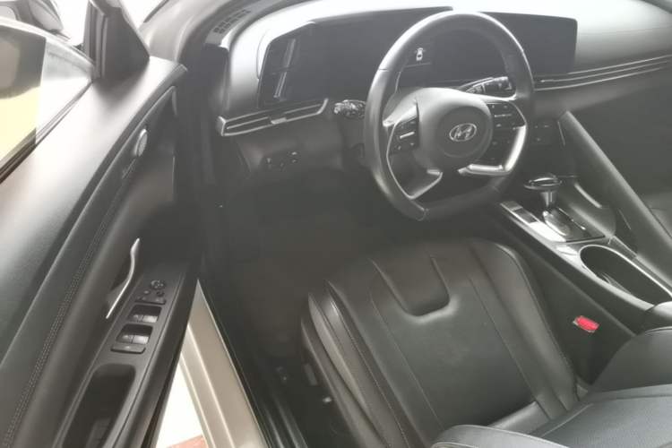 Used Hyundai Elantra 2021 1.5L CVT LUX Prestige Edition Driver Seat