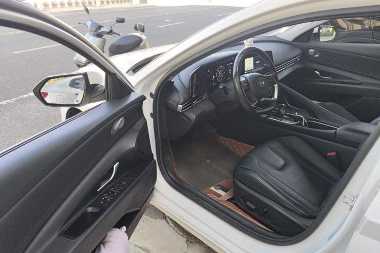 Used Hyundai Elantra 2021 1.5L CVT LUX Prestige Edition Driver Seat