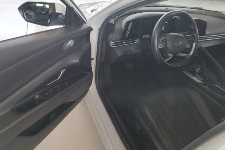 Used Hyundai Elantra 2021 1.5L CVT LUX Prestige Edition Driver Seat