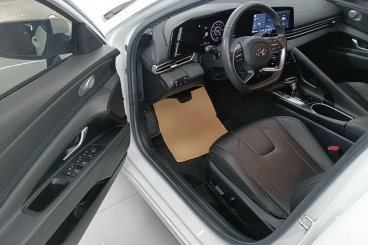 Used Hyundai Elantra 2021 1.5L CVT LUX Prestige Edition Driver Seat