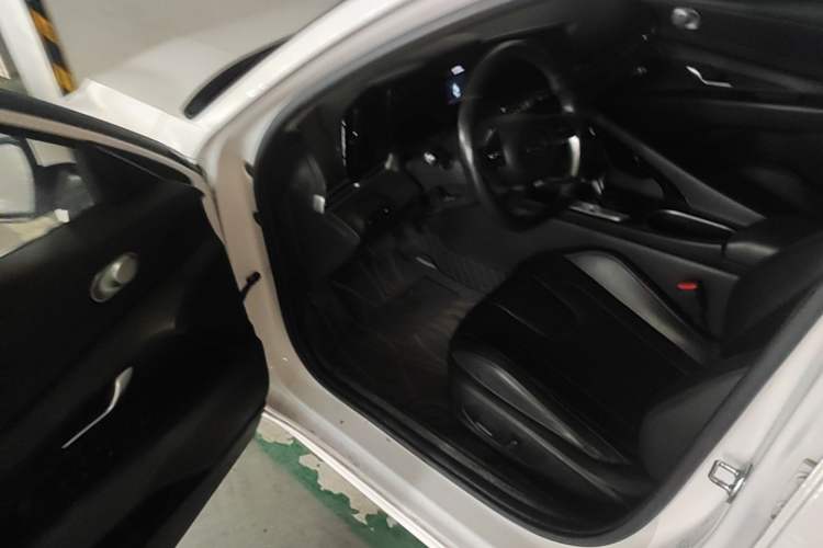 Used Hyundai Elantra 2021 1.5L CVT LUX Prestige Edition Driver Seat